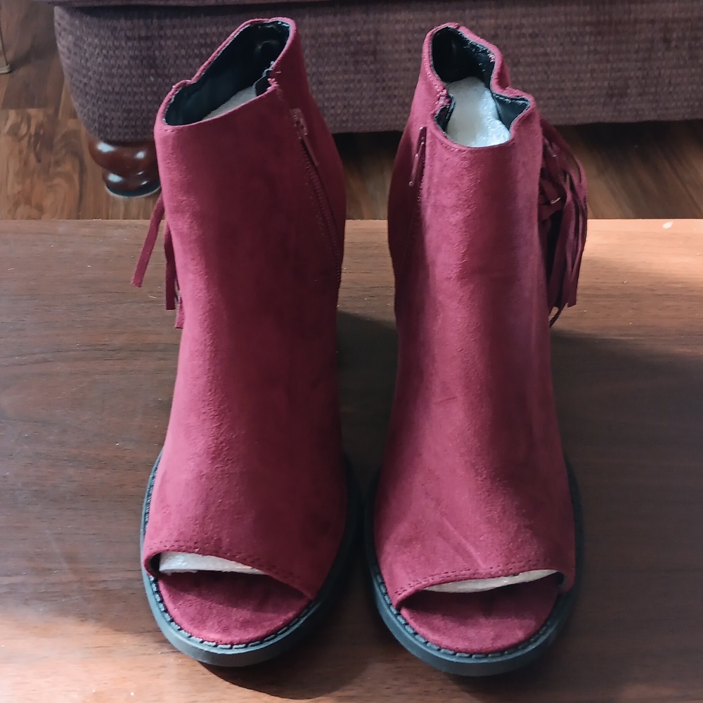 Women's Peep Toe Suede like Heels w/ tassel (New)
